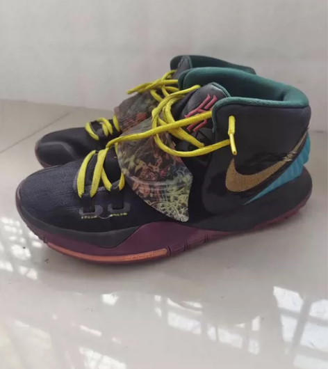耐克男款实战篮球鞋 (42码) 闲置一款N...