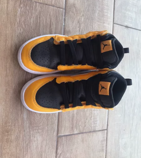 品牌：耐克。购入地：上海第一八佰伴，购入价...