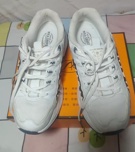 斯凯其品牌运动鞋，穿着舒服，走路轻松方便。...