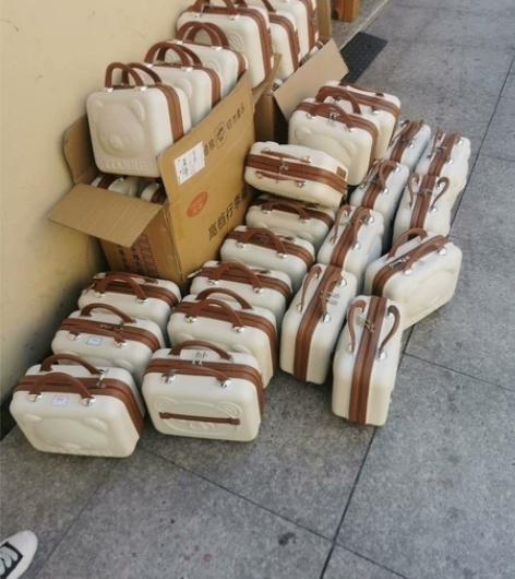 实体店不开了，剩下18个低价处理，网红款小...