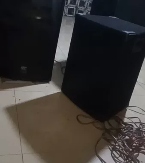 葳多尔单十五音响一对，这是个老牌子音响了，...