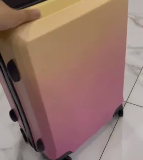 出2020年的新款旅行箱，品牌工厂直销批发...