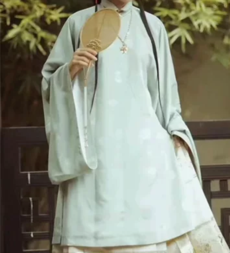 低价出售汉服，大概十套左右 基本都是23年...