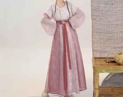 茗月轩小唐春汉服 买了之后穿着拍了一次照片...