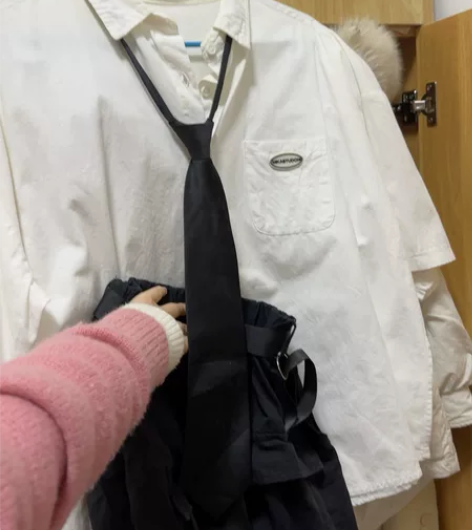 学院风衬衫加领带配黑色裙子一套。 感兴趣的...