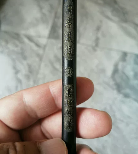 紫檀笔杆鼠须笔，笔杆头有几处小裂纹，不影响...