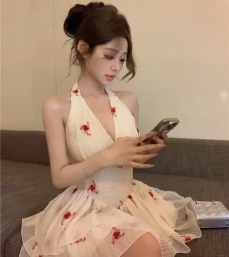 纯欲露背碎花挂脖吊带连衣裙女夏季茶歇法式蓬...