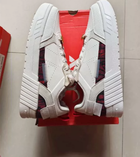 特步男士运动鞋板鞋。42码。超轻鞋底。 全...