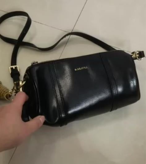包包容量很大 买的时候200多，还是新的，...
