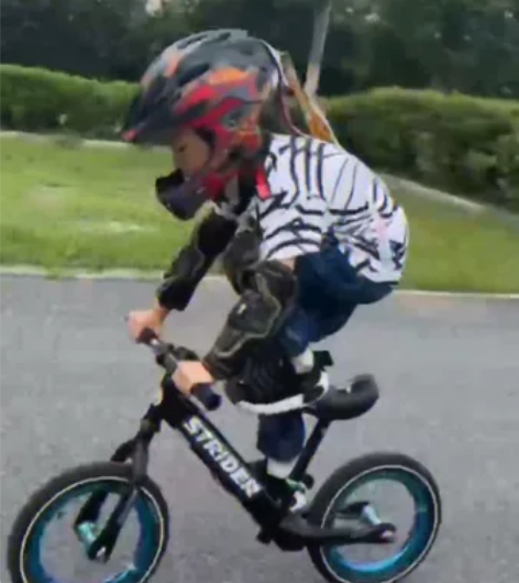 出Strider平衡车，宝宝自用。车是15...