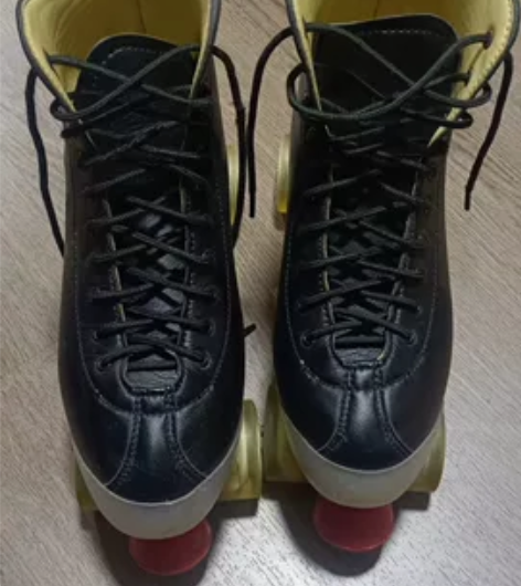 双排轮滑鞋，真皮耐穿，超结实 感兴趣的话点...