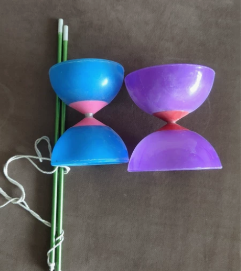 空竹一对,紫色的换上电池抖的时候亮灯,8成...