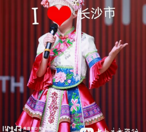 快乐阳光女童白族彝族苗族瑶族少数民族服装摩...
