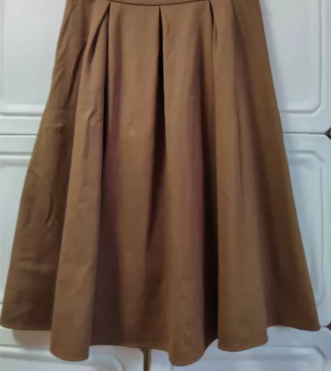 A字咖色半身裙，裙长约64，侧边拉链，M码...