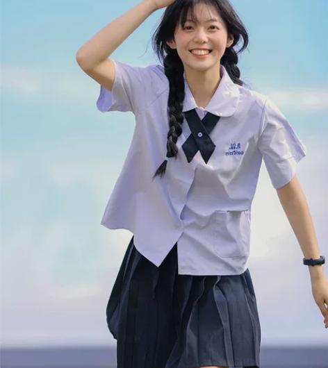 出图中为女款白色短袖水手服,采用纯棉面料,...