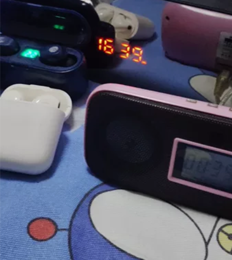 包邮一堆电子产品，四个耳机，一个是夏新的，...