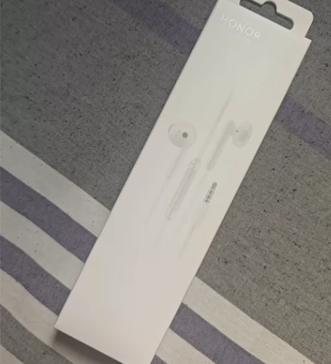 荣耀耳机,全新未拆。买充电宝送的。 感兴趣...