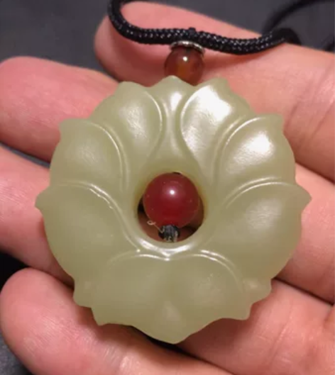 和田玉黄口玉兰花吊坠，赔钱出 精选一细天山...