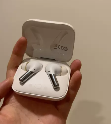 oneplus一加耳机白色充电仓和耳机 感...