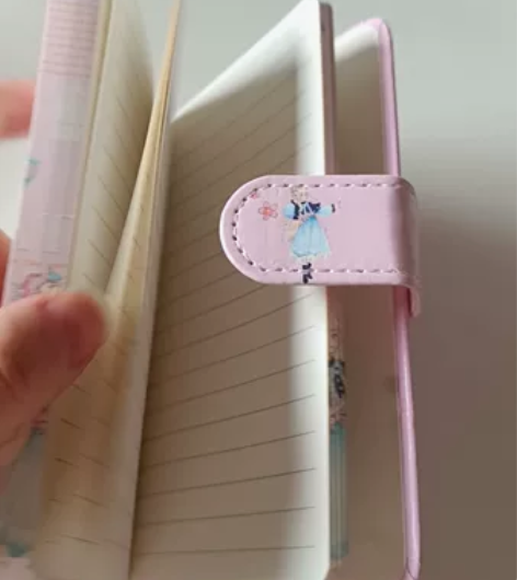 在老家超市买的本子，全新的。还磁扣本。 感...