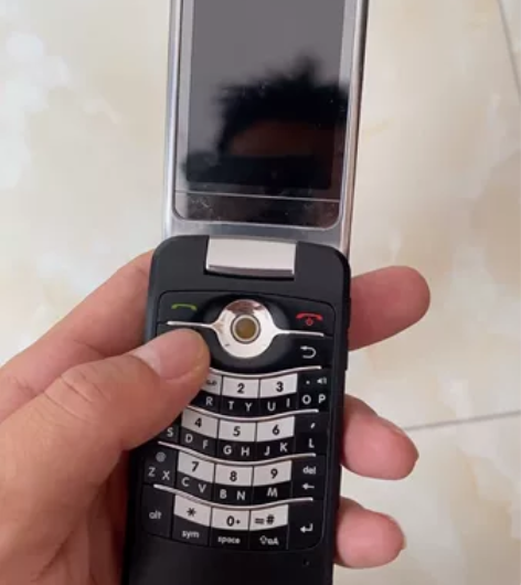 黑莓手机，型号8220，很久以前为了黑莓情...