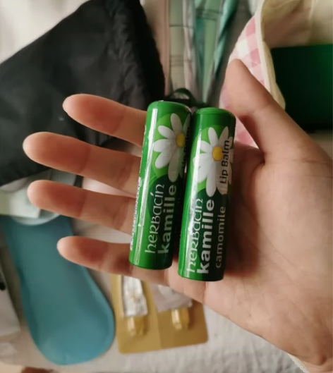 全新唇膏，买多了，便宜出 小洋菊12一支，...