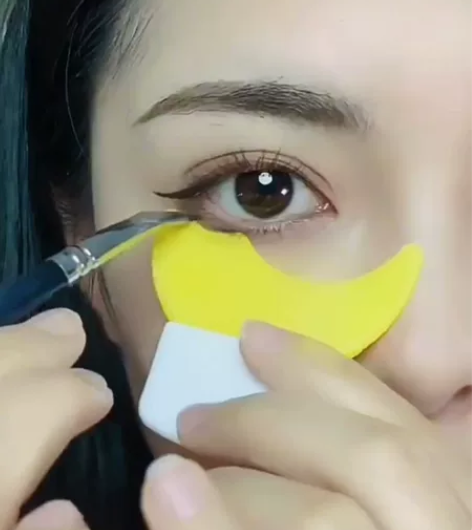 画眼线睫毛辅助神器刷下月牙挡板多功能新手化...