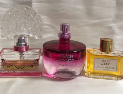 香水打包3瓶 中间瓶没有盖子 如图所示。均...