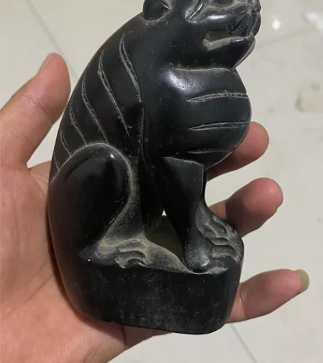 乡下收获一只案头石虎，黑青石材质，包浆非常...