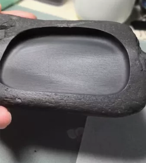 歙砚老坑籽料 没有盒子,砚池旁有古凿痕云母...