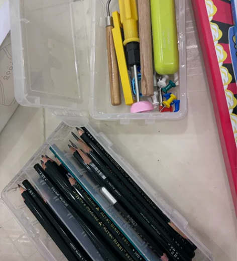 日本三菱铅笔一整盒 不学素描了 还附带一个...