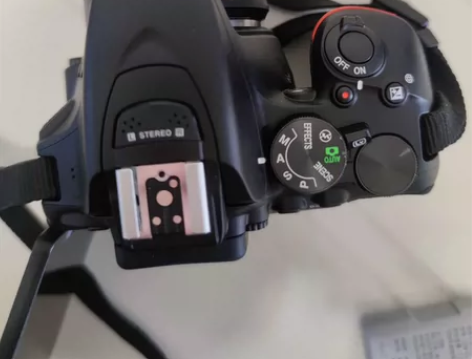 尼康D5600搭配18-55VR防抖镜头。...