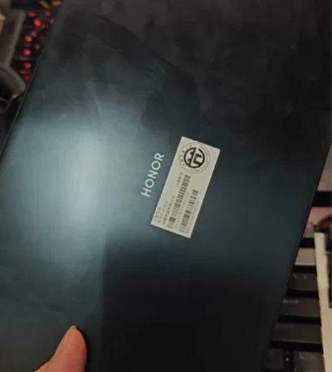 荣耀平板V6，6+64 箱说都在，成色如图...