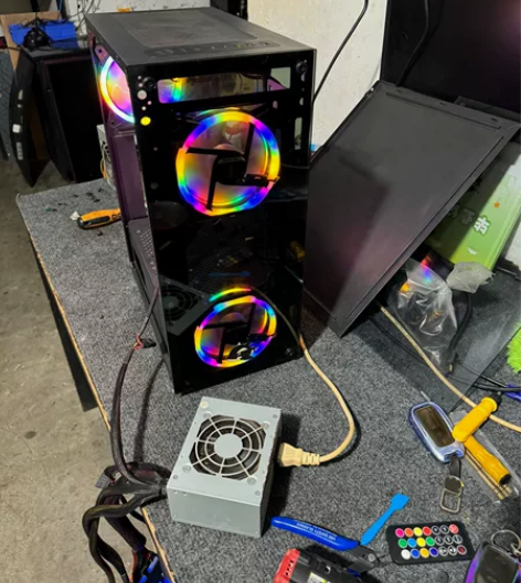 电脑机箱 支持大板 带6个发光风扇。成色不...