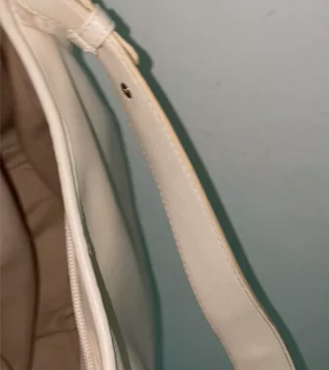 微瑕出！微瑕出！ 可手提也可以背，外包是皮...