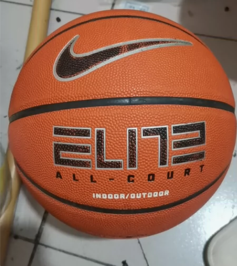 二手耐克七号篮球，得物上二百多，低价出售。...