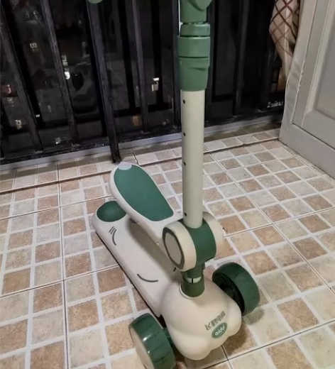 滑板车全新 就拆开来看了下家里放不下，小朋...