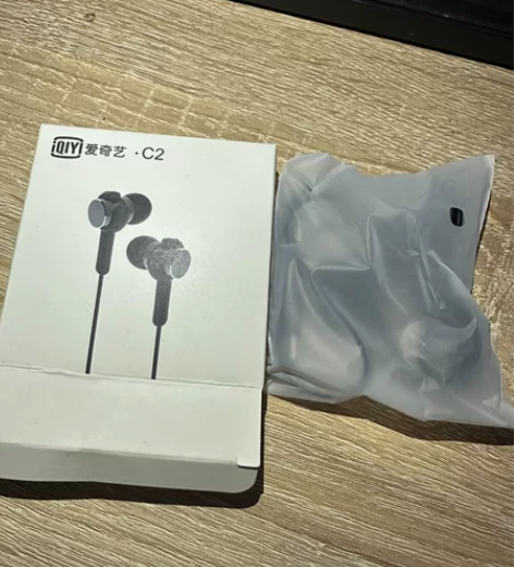 爱奇艺C2  有线耳机 感兴趣的话点“我想...