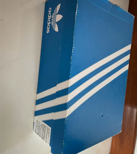 专柜买的，怀孕脚长了，低价出售  鞋边放黄...