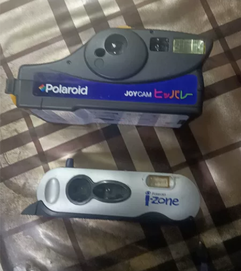 拍立得相机2个，品相如图，小的有水泡痕迹，...