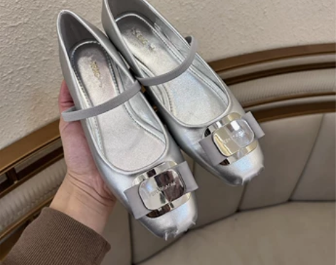 春羊皮版银色方头芭蕾舞鞋女平底金属扣蝴蝶结...