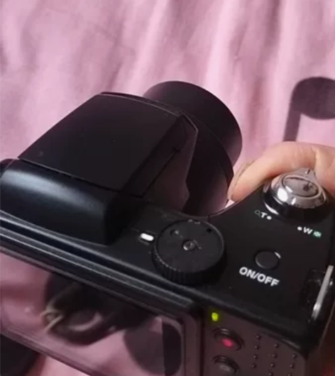 收拾屋子翻出个老相机 很新没怎么用 不知道...