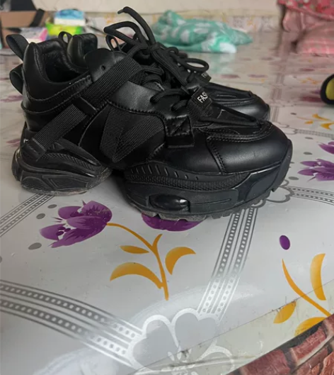 鞋都是36码的，都是8层新，有两双乔丹，剩...