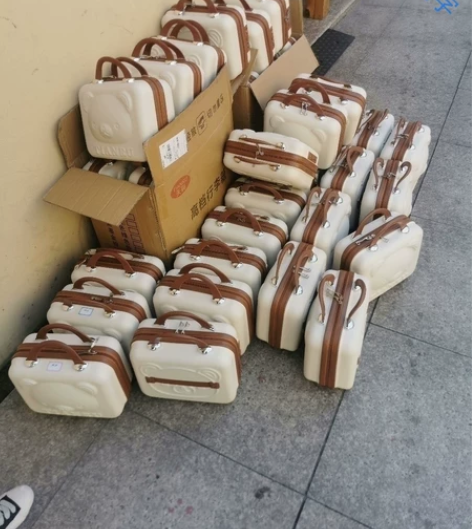 实体店不开了，剩下18个低价处理，网红款小...