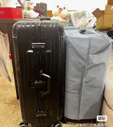 出黑色的Rimowa行李箱，款式为Topa...