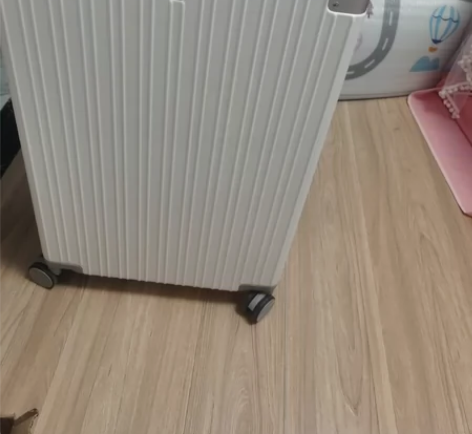 26寸行李箱，品牌是90分，一次未用，标签...