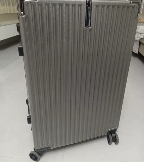 行李箱新买的，一用没用  尺寸是32寸的 ...