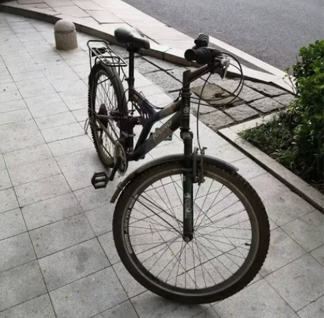 自行车一个黑色！ 新旧程度 几乎没有骑就是...