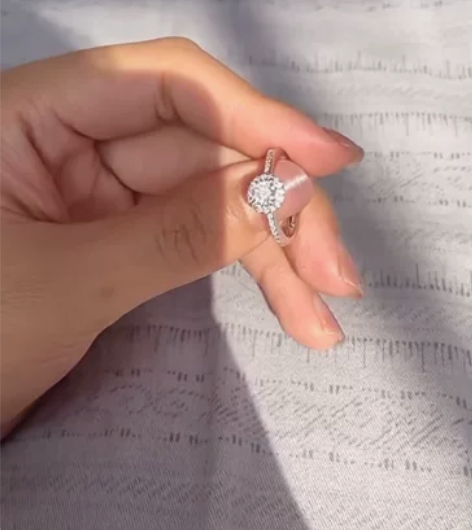 正品莫桑石钻戒,纯银1克拉情侣婚戒。 原价...