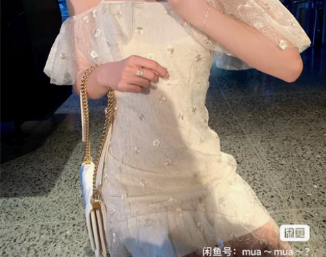 钱夫人一字肩初恋白月光刺绣连衣裙女夏性感泡...